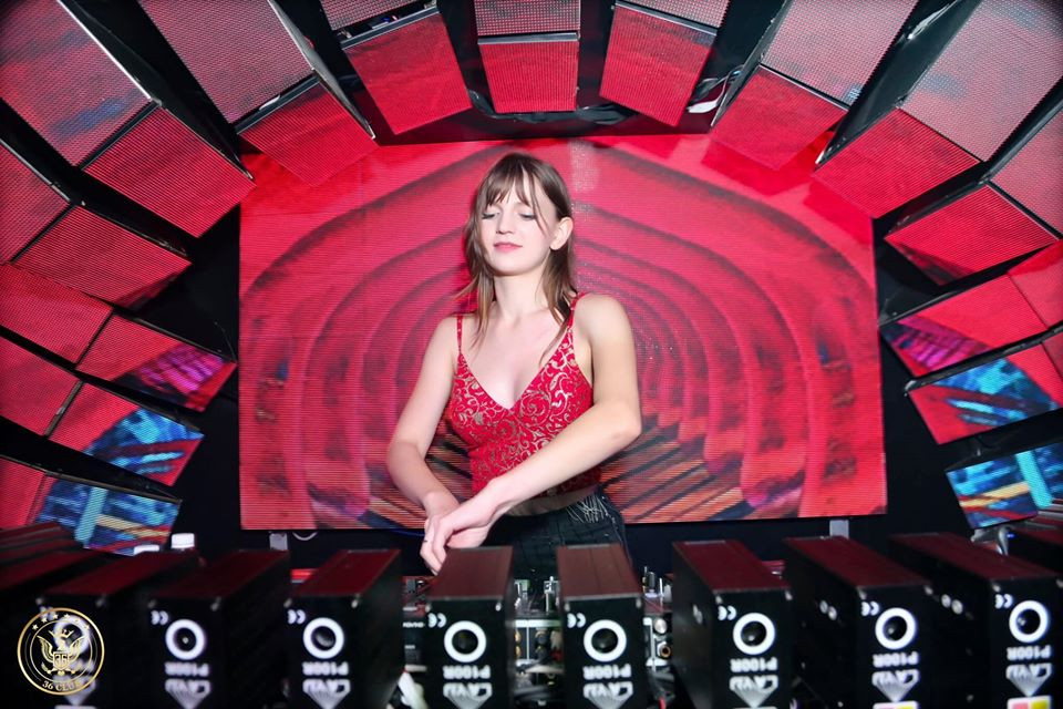 Các kiểu áo hai dây tôn lên vòng một đầy đặn của cô nàng. Ảnh: FBNV. Video "Minh Hằng chia sẻ về phong cách thời trang". Nguồn: VTC.