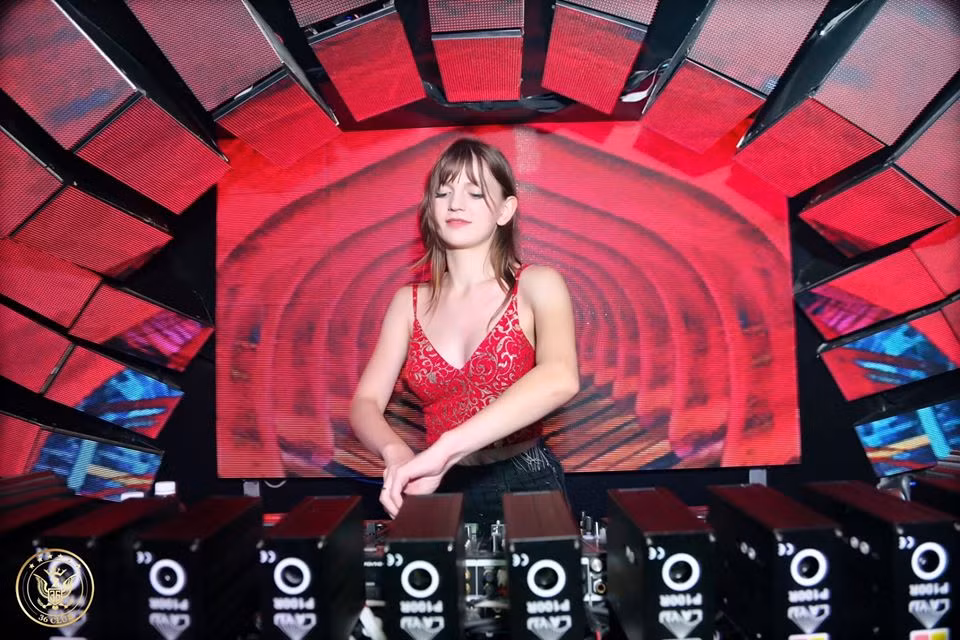 Các kiểu áo hai dây tôn lên vòng một đầy đặn của cô nàng. Ảnh: FBNV. Video "Minh Hằng chia sẻ về phong cách thời trang". Nguồn: VTC.