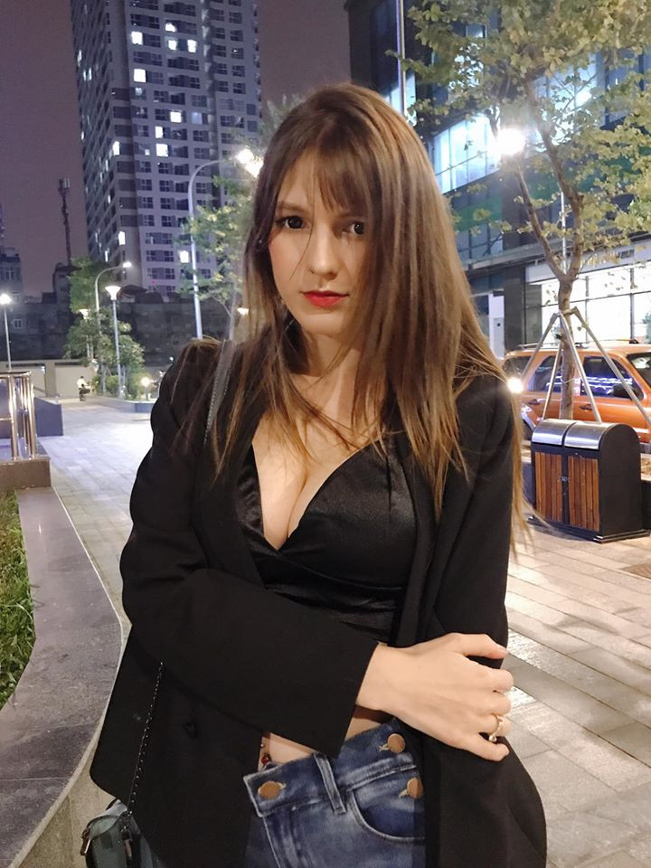 DJ Ukraine sở hữu gương mặt xinh tựa thiên thần cùng thân hình chuẩn. Không chỉ vậy, Alexandra Rud còn gây ấn tượng bởi gu thời trang gợi cảm, nóng bỏng.