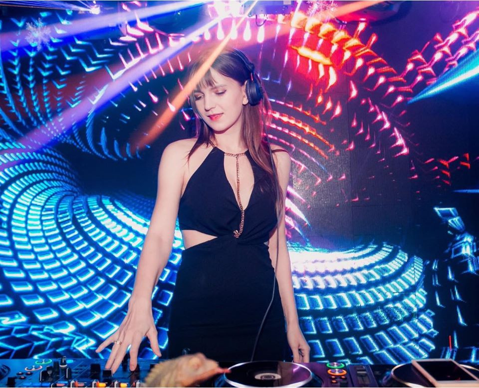 Khi lên sân khấu, Alexandra Rud thường chọn những chiếc đầm cắt xẻ táo bạo.