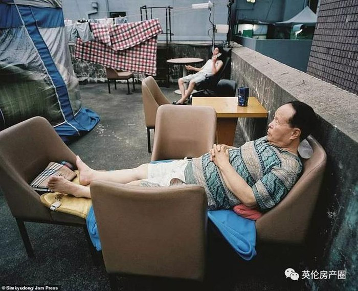 Cư dân khu nhà tận dụng tầng thượng làm nơi thư giãn, phơi quần áo, tập thể dục.