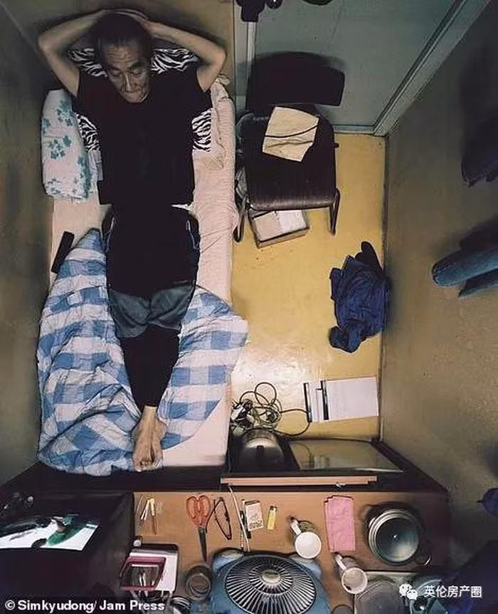 Tại Hàn Quốc, giá nhà đất và giá thuê nhà liên tục tăng khiến cho nhiều người không thể mua được nhà hay thuê nhà rộng. Họ chấp nhận thuê những căn nhà 'hộp diêm' có chi phí phù hợp với thu nhập của mình.. Những căn phòng nhỏ như thế này thường được gọi là Goshiwons - loại nhà ở giá rẻ, chật chội, dành cho người nghèo sinh sống.