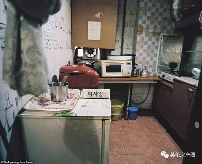 Các phòng ở Goshiwon thường có giường, bàn và tủ để đồ riêng nhưng khu vực nhà bếp và phòng tắm là chung.