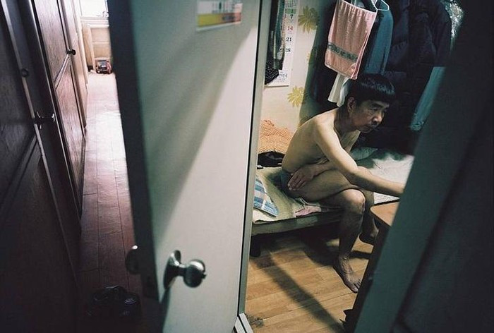 Hàn Quốc được biết đến với nền văn hóa đa dạng, những tòa nhà chọc trời, thức ăn ngon và công nghệ phát triển cao. Tuy nhiên, nhiếp ảnh gia người Hàn Quốc Sim Kyu-Dong đã cho chúng ta thấy một góc khác của quốc gia này qua bộ ảnh chụp tại khu nhà siêu nhỏ dành cho người thu nhập thấp, với mỗi phòng rộng chưa đầy 4,3m2. Căn phòng rộng chưa đầy 5m2.