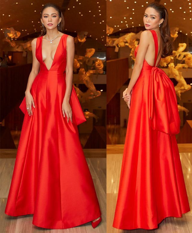 Chiếc váy xẻ ngực sâu táo bạo của Mâu Thủy được nhấn nhá bằng một chiếc nơ "siêu to khổng lồ" phía sau.