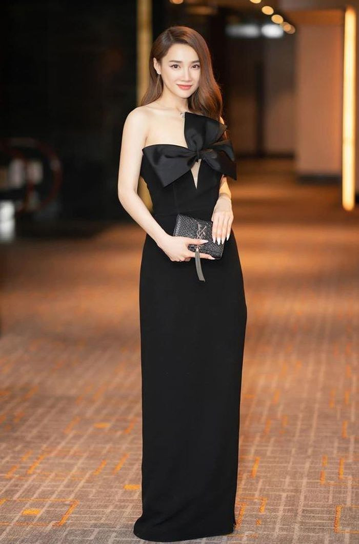 Gam màu đen thanh lịch, tinh tế làm tôn làn da trắng sáng của Nhã Phương lên nhiều lần.