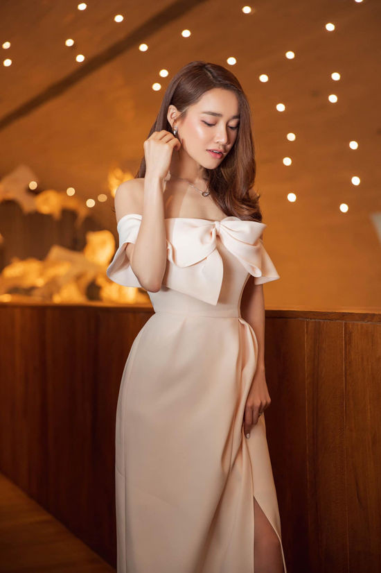 Trông bà xã Trường Giang xinh đẹp và nền nã hơn hẳn trong những thiết kế đính nơ điệu đà.