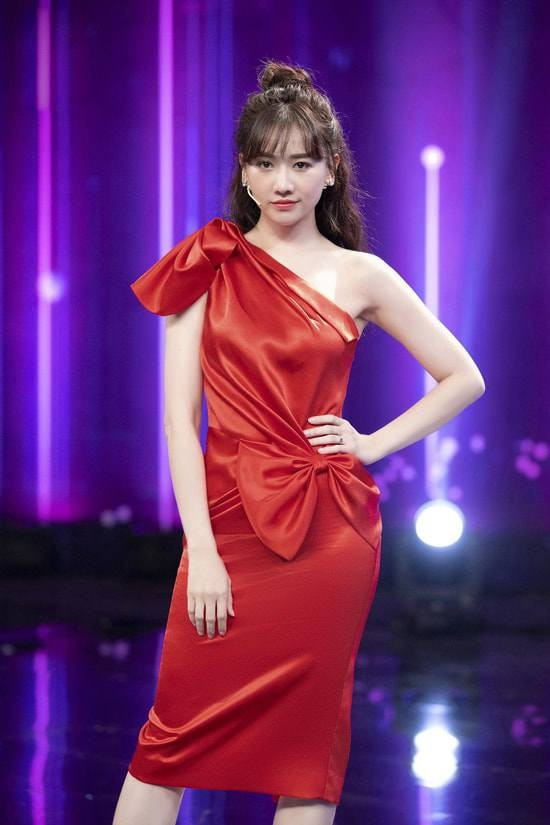 Hari Won dùng không chỉ một mà đến hai chiếc nơ được sắp xếp bất đối xứng trên trang phục.