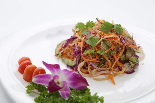 Măng nộm hoa ban: Nếu có dịp đến Lai Châu, bạn nhớ ghé qua bản làng của người Thái để có dịp thưởng thức món măng nộm hoa ban với hương vị rất ngon. Măng đắng, hoa ban tươi, cá suối nướng củi, chanh, tỏi, ớt, rau húng, rau mùi thái nhỏ… tất cả hoà quyện tạo nên một hương vị đặc trưng của núi rừng. Ảnh: Internet. Mời độc giả xem video "Chế biến món ngon từ nấm đông cô". Nguồn: VTC.