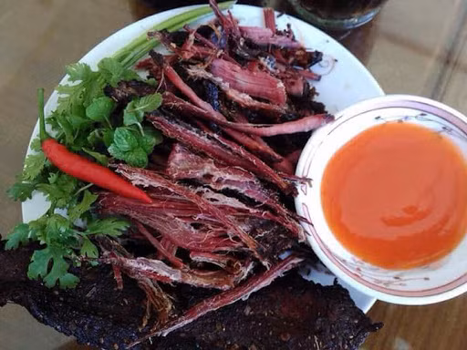 Ngồi quây quần bên nhau, lai rai vài miếng thịt trâu gác bếp, nhấm nháp từng múi thịt thơm lừng, đậm đà còn nguyên mùi khói với vị cay của ớt, vị nồng của mắc khén… thì không gì tuyệt bằng.