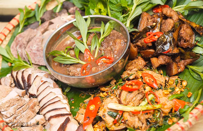 Lợn cắp nách Lai Châu (hay còn gọi là lợn lửng) là một món ăn đặc trưng núi rừng Tây Bắc. Vì lợn chỉ cỡ 20kg nên người dân có thể cho vào gùi, xách tay, thậm chí cắp vào nách, vì thế mới có tên “lợn cắp nách”.