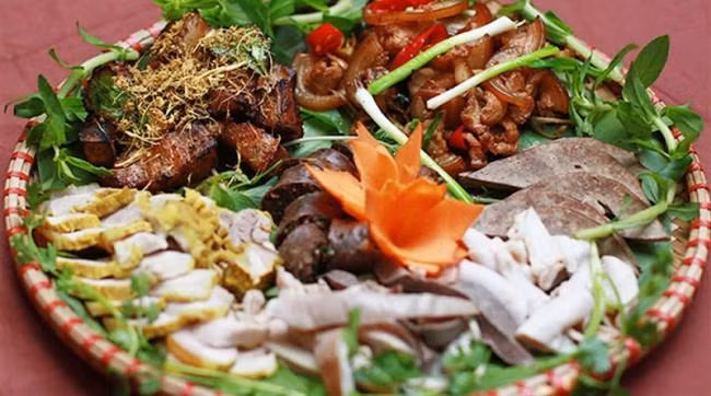 Lợn được nuôi thả tự nhiên nên thịt rất chắc, ngọt và thơm chẳng khác nào thịt lợn rừng. Bởi lợn cắp nách nhỏ con nên cũng rất nạc, có thể dễ dàng chế biến thành nhiều món ăn ngon. Dù hấp, nướng, hun khói, xào hay luộc thì thịt vẫn ngon. Thịt lợn cắp nách vừa thơm, thịt chắc nịch lại không béo ngậy, dù gắp phải miếng mỡ.