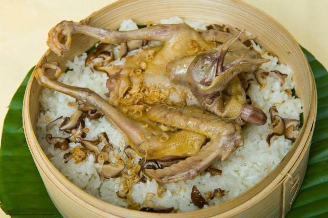 Xôi chim Mường Thanh – Điện Biên: Đến Tây Bắc mùa lúa chín, bạn hãy thưởng thức món xôi chim ngon tuyệt của người dân tộc. Xôi chim được bày trên mâm có nắp đậy để giữ xôi luôn ấm và mềm. Sở dĩ xôi chim dẻo thơm bởi hạt nếp nương sau hai lần đồ bằng chõ gỗ và béo ngọt nhờ vị thịt chim câu mới ra ràng.