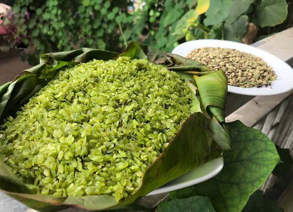 Cốm Tú Lệ (Yên Bái): Nếu Hà Nội nổi tiếng với cốm thơm làng Vòng, Yên Bái lại làm nức lòng khách du lịch bởi cốm Tú Lệ. Cốm Tú Lệ là món quà bình dị từ những thửa ruộng bậc thang đặc trưng vùng Tây Bắc.