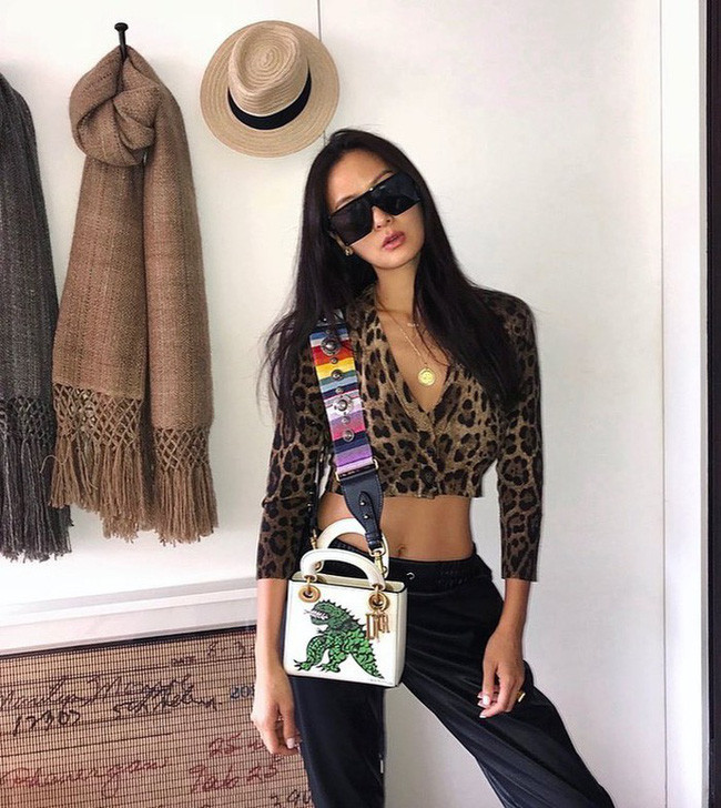 Đi cùng với bài tập giữ dáng, dưỡng da, nữ doanh nhân này luôn chú trọng điều chỉnh chế độ ăn uống. Aimee Sun thích ăn rau củ quả và đây là thực phẩm không thể thiếu trong các bữa ăn. Đặc biệt, cô rất thích các món salad.