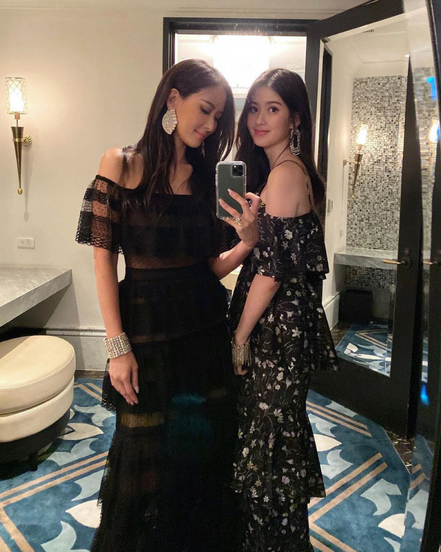 So với cô con gái đang ở độ tuổi 20 của mình, Aimee Sun trẻ trung không khác gì chị em.