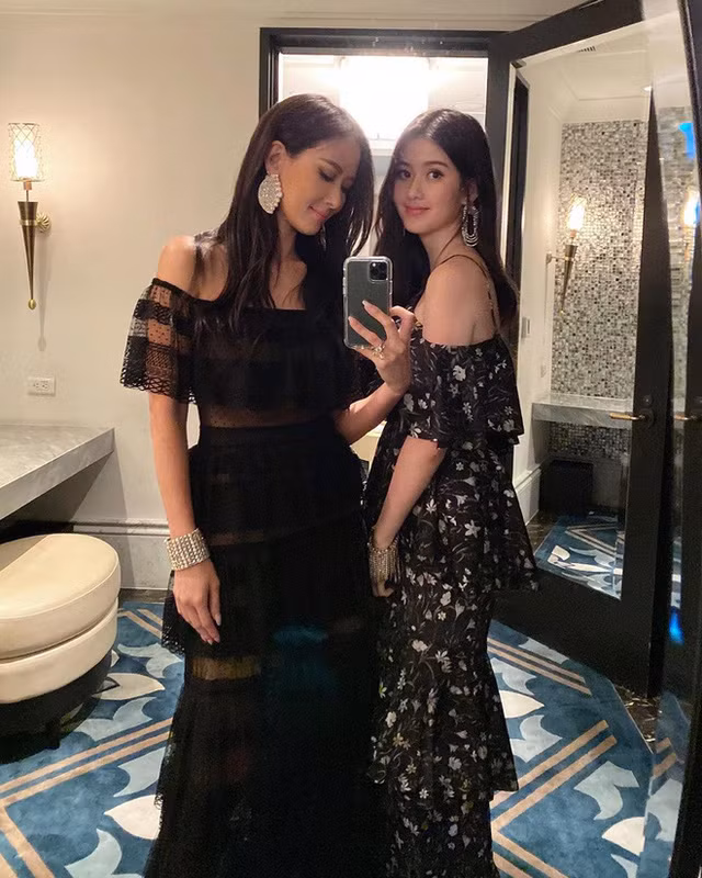 So với cô con gái đang ở độ tuổi 20 của mình, Aimee Sun trẻ trung không khác gì chị em.