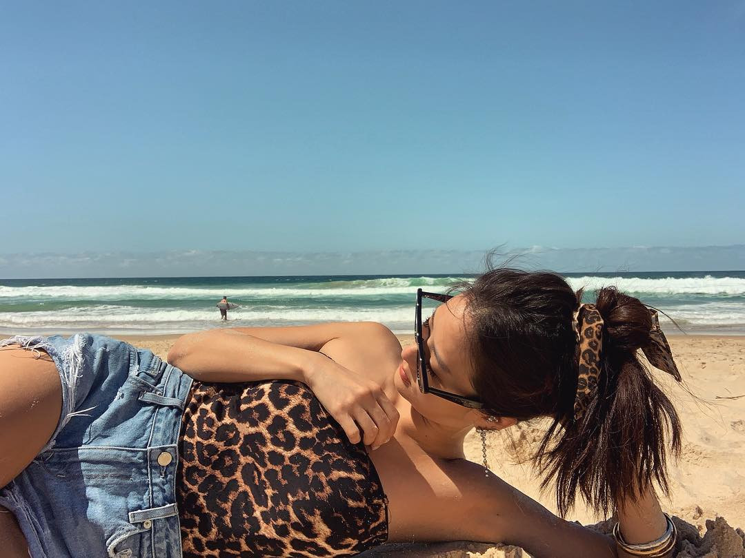 Ngoài ra, người đẹp U50 còn chú trọng đến việc giữ ẩm cho da, cẩn thận đến mức thoa cả kem dưỡng thể vào từng ngón chân.