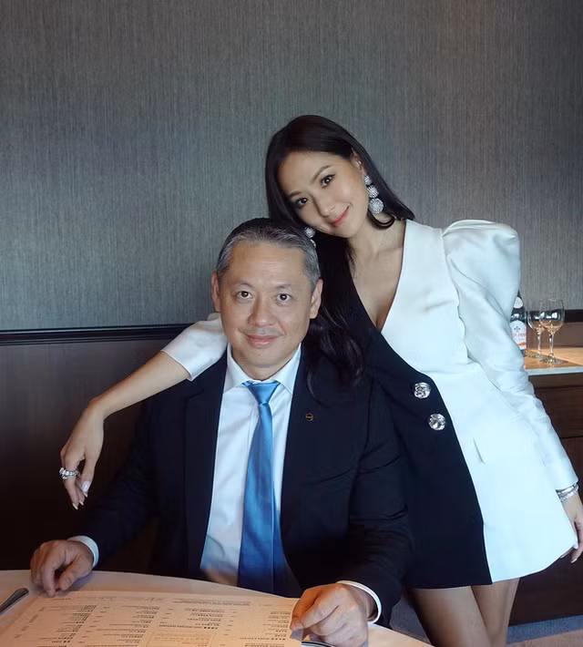 Aimee Sun sinh năm 1978, dù đã ngoài 40 tuổi nhưng Aimee Sun vẫn sở hữu vẻ đẹp như gái đôi mươi, khiến bất kỳ thiếu nữ nào cũng phải ganh tị. Nữ doanh nhân vô cùng trẻ trung và xinh đẹp khi đứng cạnh chồng.