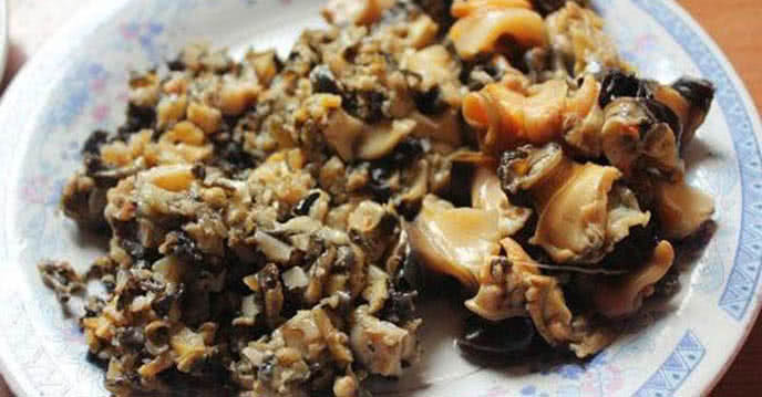 Cách làm chả ốc ngon: Luộc ốc to lửa đến khi sôi bùng thì tắt bếp, đảo cho ốc bong vảy. Đổ ốc ra cho nguội bớt sau đó khều lấy phần ruột ốc. Lưu ý là chỉ lấy phần miệng ốc. Dùng dao băm ốc hoặc dùng máy xay để xay qua ốc một lượt, nhưng nhớ là chỉ xay qua chứ không xay nhỏ, như vậy món chả ốc mới có vị giòn giòn, sần sật rất ngon miệng.