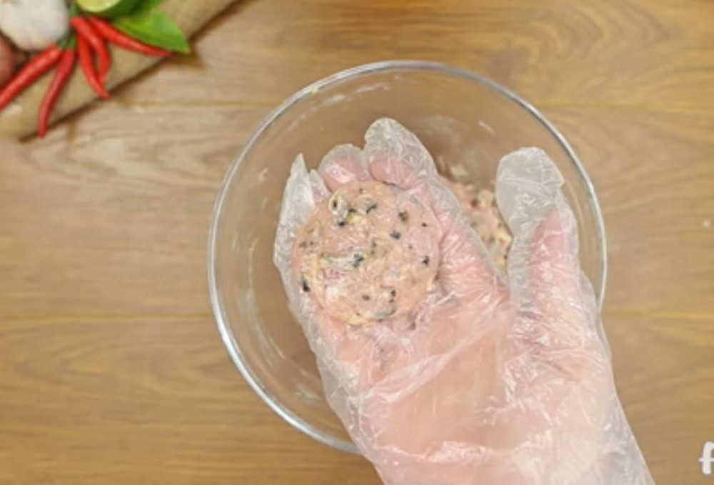 Rán xong chả, bạn nhớ đặt vào giấy thấm cho bớt dầu. Chả ốc ăn ngon nhất là khi đang còn nóng, chấm cùng với tương ớt hoặc nước mắm gừng.