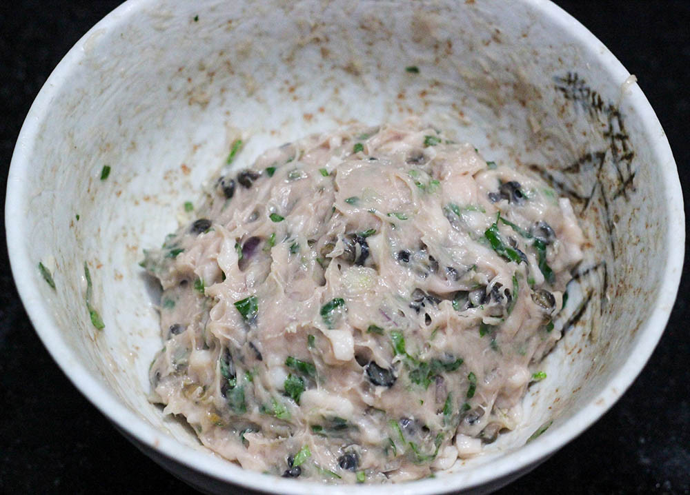 Sau khi hấp chín, rán chả ốc trong chảo dầu nóng. Khi rán, không cần cho nhiều dầu vào chảo vì chả ốc sẽ ra mỡ. Rán cho đến khi miếng chả vàng đều hai mặt là được.