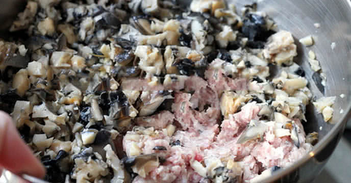 Trộn tất cả các nguyên liệu với giò sống. Bước này không cần nêm thêm mắm muối vì giò sống đã có độ mặn vừa đủ. Đeo găng tay ni lông, nặn hỗn hợp thành miếng chả tròn mỏng rồi cho vào nồi hấp chín.