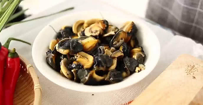 Sơ chế nguyên liệu làm chả ốc: Ốc rửa sạch bùn đất, ngâm với nước vo gạo, vài lát ớt trong 6-12 tiếng để nhả hết chất bẩn. Mỡ lợn thái hạt lựu nhỏ hoặc xay. Hành khô và lá lốt bằm nhỏ.