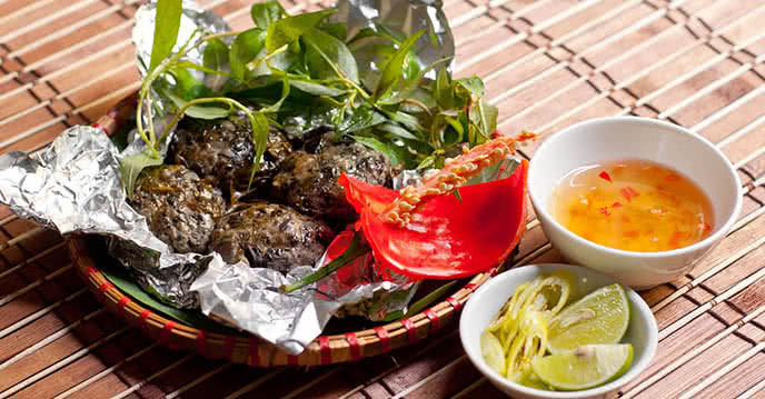 Mỗi lần làm, bạn có thể chế biến dư và cất ngăn đá để lần sau ăn tiếp. Chả ốc sau khi hấp chín thì có thể cất trong ngăn đá. Khi ăn thì rã đông và rán là xong.