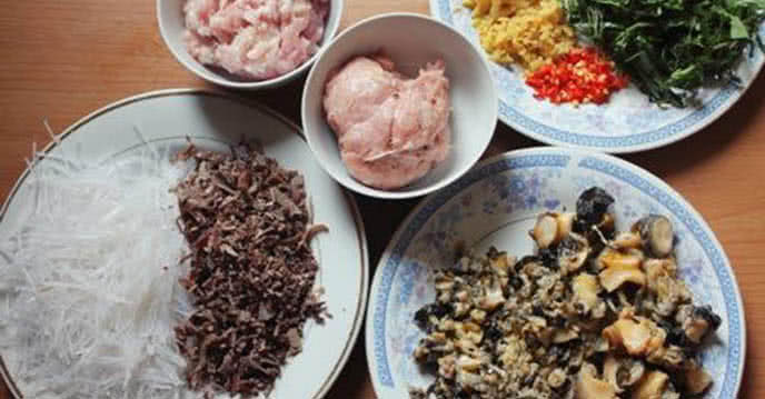 Nguyên liệu cần chuẩn bị (dành cho 4 người): Ốc nhồi: 500 gr, Giò sống: 500 gr, Mỡ lợn: 100 gr. Ngoài ra bạn chuẩn bị thêm hành khô, lá lốt, tiêu, mắm muối, bột ngọt.