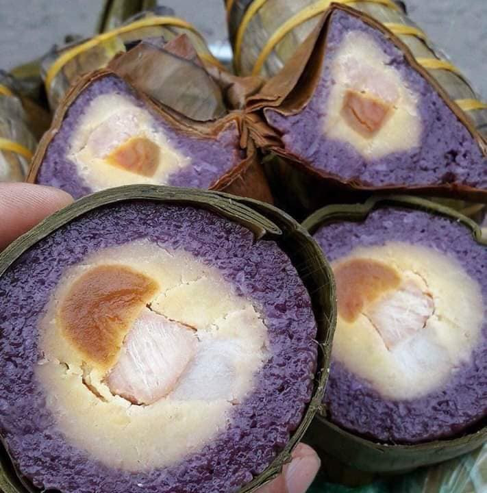 Bánh tét lá cẩm Cần Thơ: Xuôi về phương nam, du lịch Cần Thơ bạn sẽ có dịp nghe những câu chuyện từ bến Ninh Kiều ngày xa xưa đến nguồn gốc bánh tét lá cẩm nổi tiếng của xứ sở trù phú này. Loại bánh này do gia tộc họ Huỳnh ở Cần Thơ đã nghĩ ra và lưu truyền công thức qua các thế hệ.