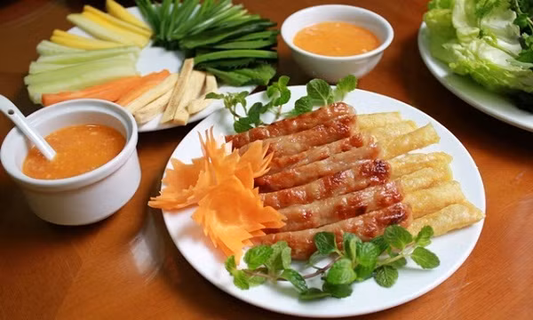 Nem nướng Cái Răng: Món nem nướng tuy đơn giản nhưng lại có sức cuốn hút lạ kỳ. Dù là thực khách khó tính nhất cũng phải trầm trồ khi thưởng thức bởi hương vị thơm ngon khó có thể tìm được ở bất cứ đâu. Nem nướng được làm từ thịt heo tươi xay nhuyễn, quết dẻo, ướp gia vị theo công thức riêng, vo tròn, xiên que rồi nướng trên bếp than hồng.