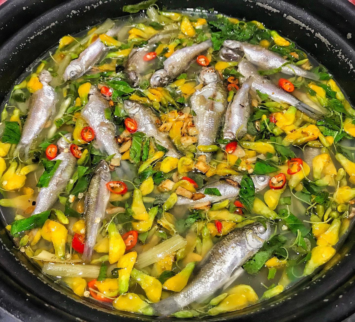 Cá linh bông điên điển: Nếu bạn đi du lịch Cần Thơ vào mùa nước nổi đừng quên thưởng thức món lẩu cá linh bông điên điển. Mỗi khi mùa lũ đến, hoa điển điển bắt đầu nở rộ, cá tôm cũng ùa về rợp cả ruộng đồng. Ngoài ra còn có gỏi bông điên điển, canh chua cá linh bông điền điền.. củng rất ngon.