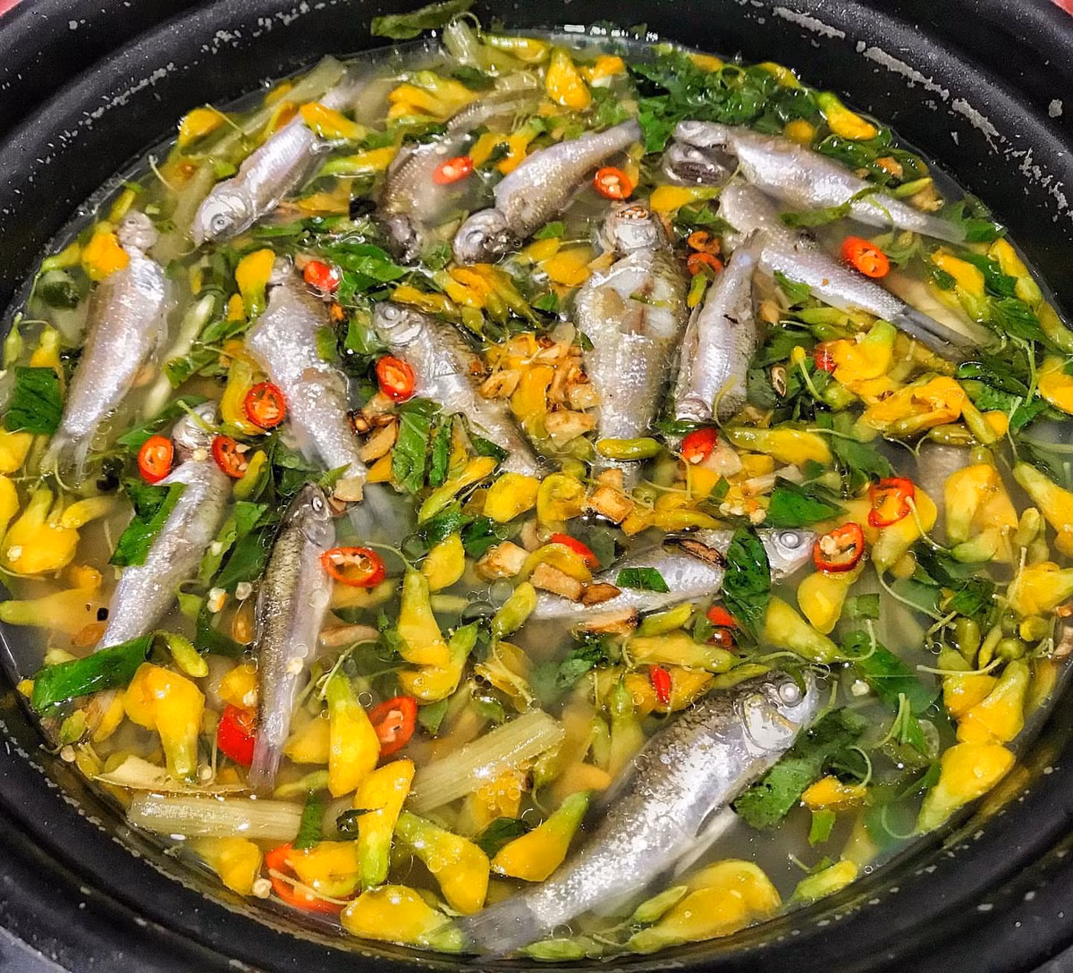 Cá linh bông điên điển: Nếu bạn đi du lịch Cần Thơ vào mùa nước nổi đừng quên thưởng thức món lẩu cá linh bông điên điển. Mỗi khi mùa lũ đến, hoa điển điển bắt đầu nở rộ, cá tôm cũng ùa về rợp cả ruộng đồng. Ngoài ra còn có gỏi bông điên điển, canh chua cá linh bông điền điền.. củng rất ngon.