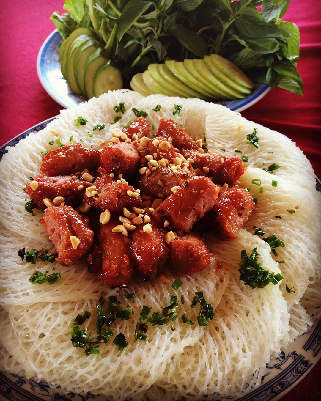 Bánh hỏi heo quay Phong Điền: Nếu có dịp ghé thăm Phong Điền, đừng quên thưởng thức món bánh hỏi heo quay do chính tay nhà vườn chế biến nhé. Bánh hỏi heo quay Phong Điền được làm từ bột gạo ngon được ngâm và xay cẩn thận. Thịt heo được ướp sẵn cho thấm gia vị rồi quay chín dưới lửa hồng. Món này ăn kèm với dưa leo và rau thơm cắt nhỏ, hòa cùng nước mắm tỏi ớt chua cay, mặn, ngọt đậm đà.