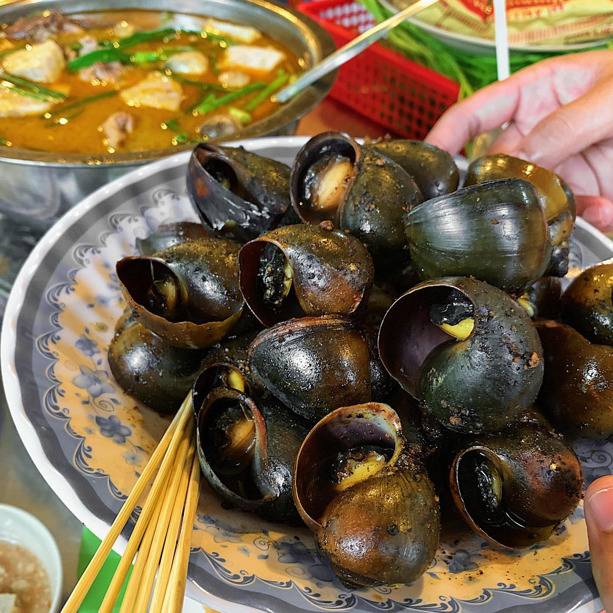 Ốc nướng tiêu là một trong những món đặc sản dân dã nức tiếng của Cần Thơ. Ốc được luộc sơ rồi bỏ lên lửa than nướng, vừa nướng vừa thêm nước mắm đã làm sẵn, nêm nếm gia vị như tiêu, tỏi, bột ngọt… Khi thấy nước bên trong ốc sôi lên, hơi cạn xuống thì cho vào đĩa lót rau răm thơm phức.