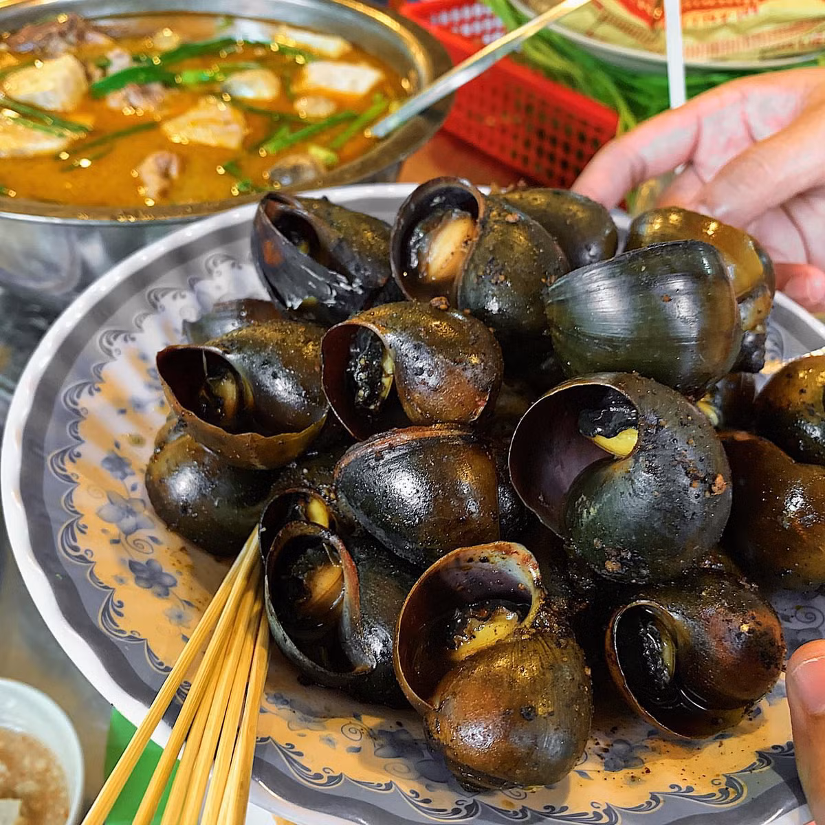 Ốc nướng tiêu là một trong những món đặc sản dân dã nức tiếng của Cần Thơ. Ốc được luộc sơ rồi bỏ lên lửa than nướng, vừa nướng vừa thêm nước mắm đã làm sẵn, nêm nếm gia vị như tiêu, tỏi, bột ngọt… Khi thấy nước bên trong ốc sôi lên, hơi cạn xuống thì cho vào đĩa lót rau răm thơm phức.