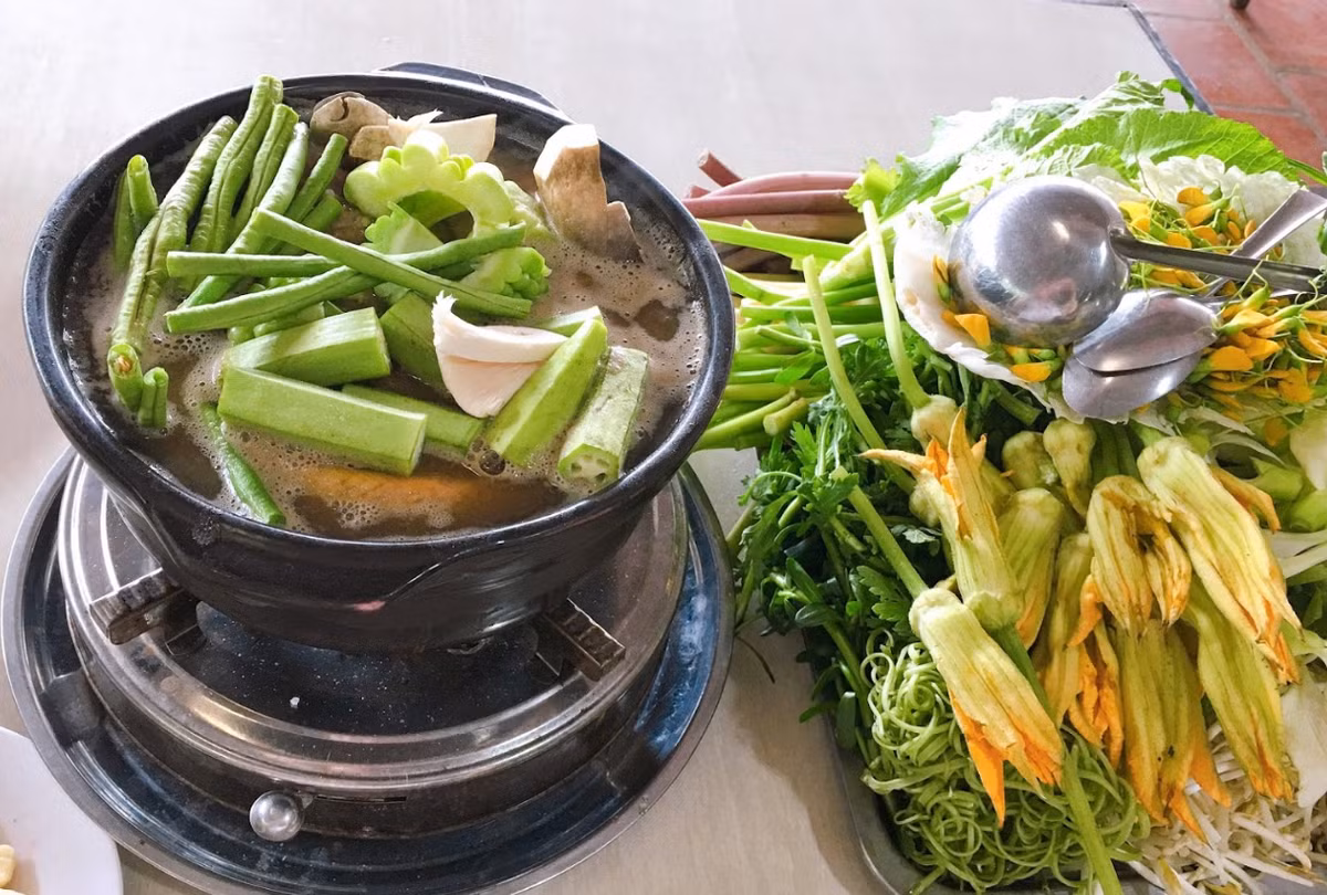 Lẩu mắm: Nhắc về ẩm thực miền sông nước, du khách đừng không bỏ lỡ món lẩu mắm đặc trưng đến từng hơi thở. Món lẩu được nấu bằng mắm sặc là sự giao thoa hài hòa của nền ẩm thực người Khmer với lưu dân phương Nam khai khẩn. Món này hấp dẫn bởi hương vị đậm đà với mùi cay ấm lòng.