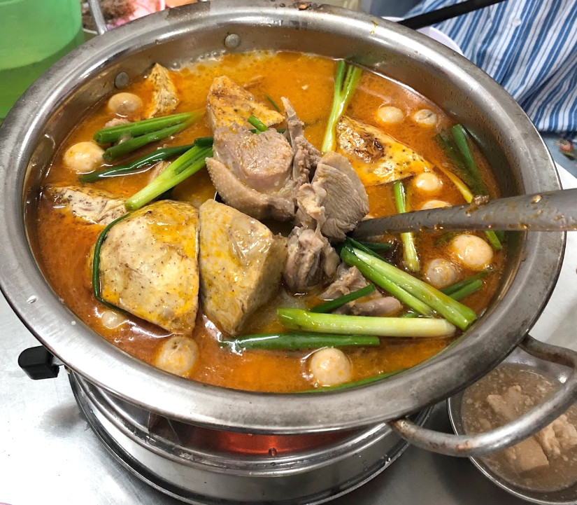 Vịt nấu chao là một món đặc sản ở Cần Thơ đậm chất miền Tây sông nước mà ai cũng phải nhớ mãi cái hương vị độc đáo này. Có lẽ đối với nhiều du khách, chao còn khá xa lạ nhưng loại đậu phụ lên men này là món ăn đặc trưng của miền Tây sông nước và đặc biệt là món ngon trứ danh ở Cần Thơ.