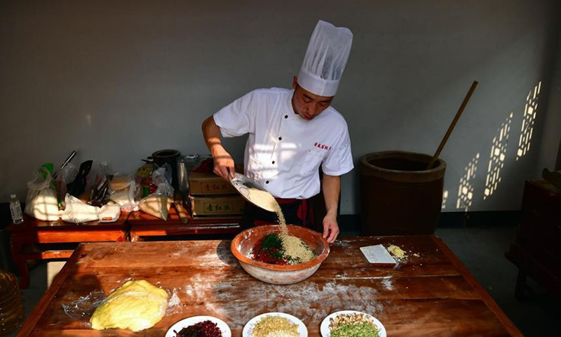 Được thành lập từ năm 1860, thương hiệu bánh truyền thống này vẫn giữ nguyên hương vị và cách chế biến từ thời cha ông để lại. Anh Zhang Xu (ảnh), 31 tuổi, là người đang quản lý tiệm bánh gia truyền 160 năm tuổi. Sau khi tốt nghiệp trung học, anh Zhang trở về gia đình và học nghề truyền thống.