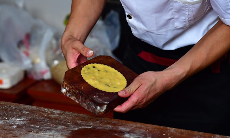 Chiếc khuôn gỗ để tạo hình cho bánh đã được sử dụng qua hàng chục năm. Những chiếc bánh có kích cỡ khác nhau, từ nhỏ xinh đến "siêu to khổng lồ", tùy vào nhu cầu của khách.