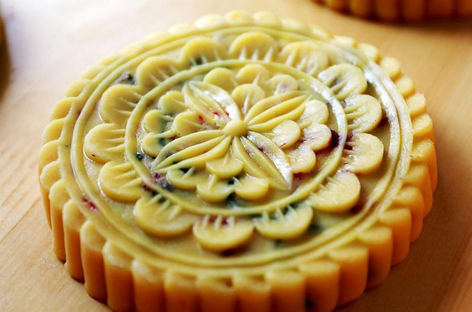 Phần nhân bánh khi nặn cũng lớn hơn các loại bánh khác. Món bánh có vỏ mỏng tới mức có thể nhìn thấy lớp nhân bên trong lấp ló.