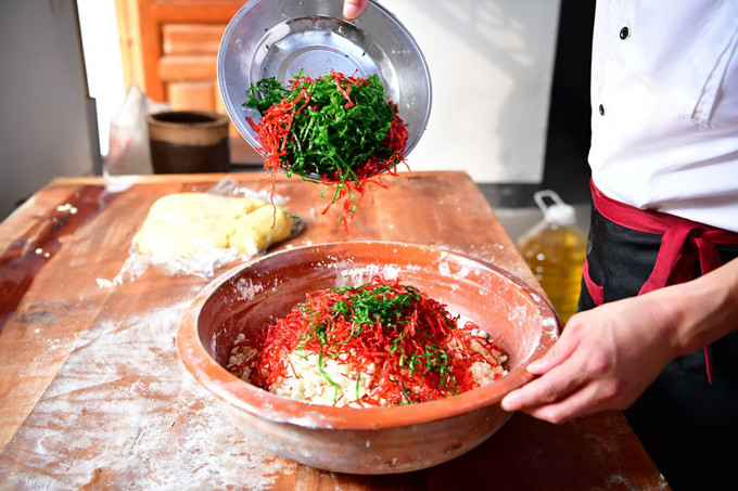 Để làm được những chiếc bánh Trung thu ưng ý, người thợ của cửa tiệm này phải chọn lọc nguyên liệu kỹ càng với những yêu cầu khắt khe nhất.