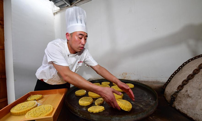 Điểm đặc biệt nhất và cũng là bí quyết của tiệm Jingshengchang là họ vẫn sử dụng lò nướng cổ, nắp đậy làm bằng đất nung. Để đóng nắp, người thợ phải sử dụng một chiếc đòn treo bằng một thân cây gỗ. Dường như cách làm cổ xưa này khiến cho mùi vị bánh trở nên độc đáo, khó lẫn với những cửa hàng khác.