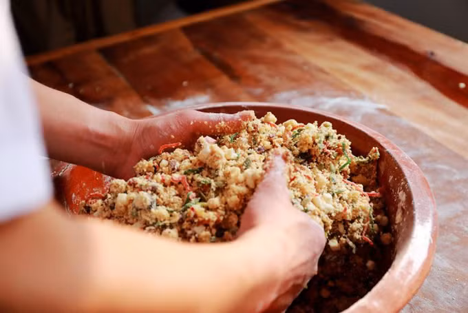 Thay vì dùng cân tiểu ly để tính toán nguyên liệu như nhiều cửa hàng bánh ngày nay, ở Jingshengchang, người thợ vẫn ước lượng thủ công. 