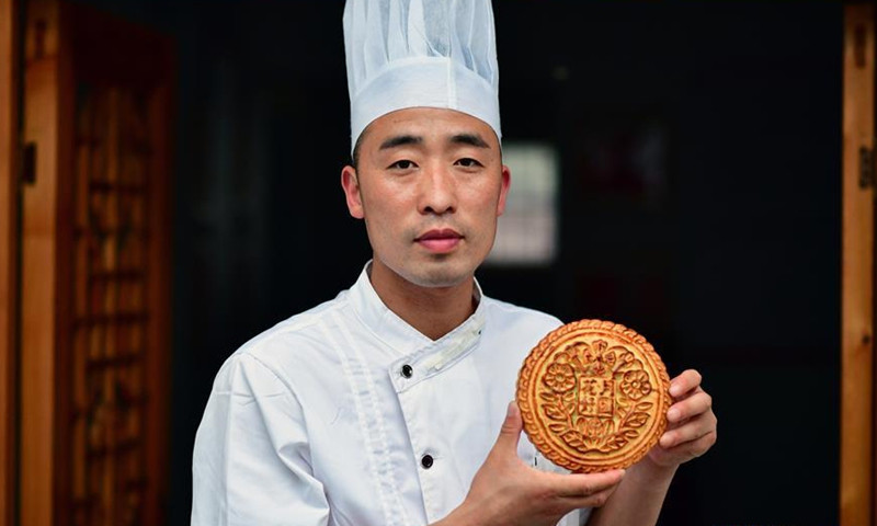 Bánh của tiệm Jingshengchang có đặc điểm là vỏ mỏng, giòn còn nhân thì rất đầy đặn, phong phú, mặn ngọt vừa miệng.