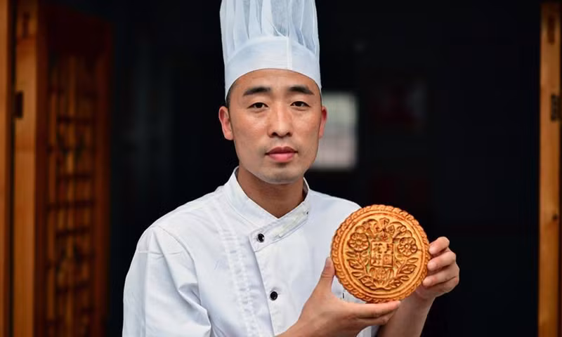 Bánh của tiệm Jingshengchang có đặc điểm là vỏ mỏng, giòn còn nhân thì rất đầy đặn, phong phú, mặn ngọt vừa miệng.