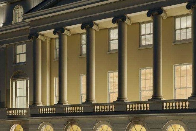 Biệt thự số 1-18 York Terrace East được hoàn thành vào năm 1826 dưới bàn tay của kiến trúc sư tài hoa John Nash, người tham gia thiết kế Cung điện Buckingham, và Cung điện Hoàng gia ở Brighton.