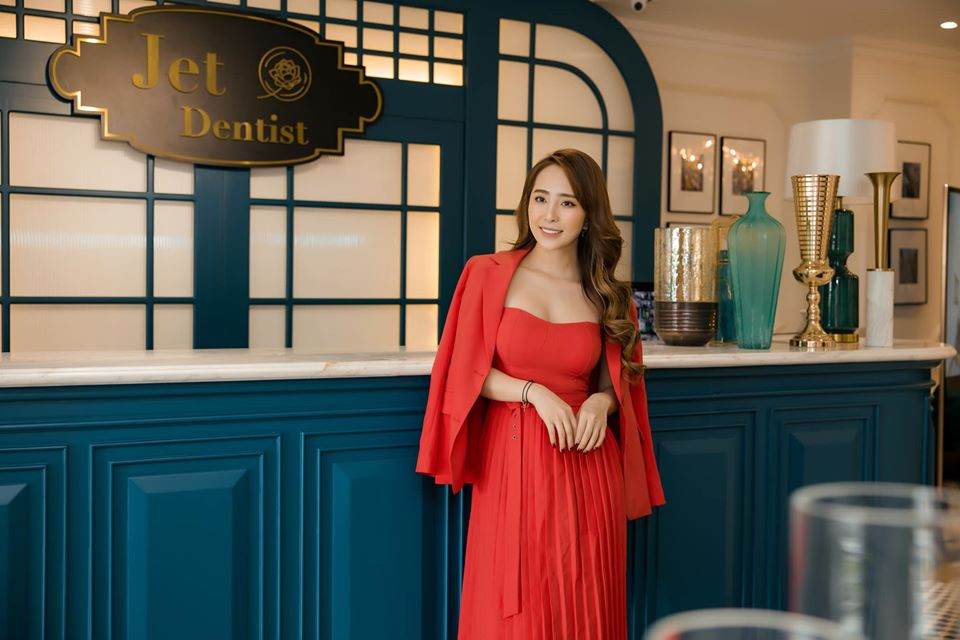 Nàng “cá sấu” tự tin với gu thời trang sexy, thường xuyên khoe body bốc lửa, vòng 1 khủng và eo con kiến.