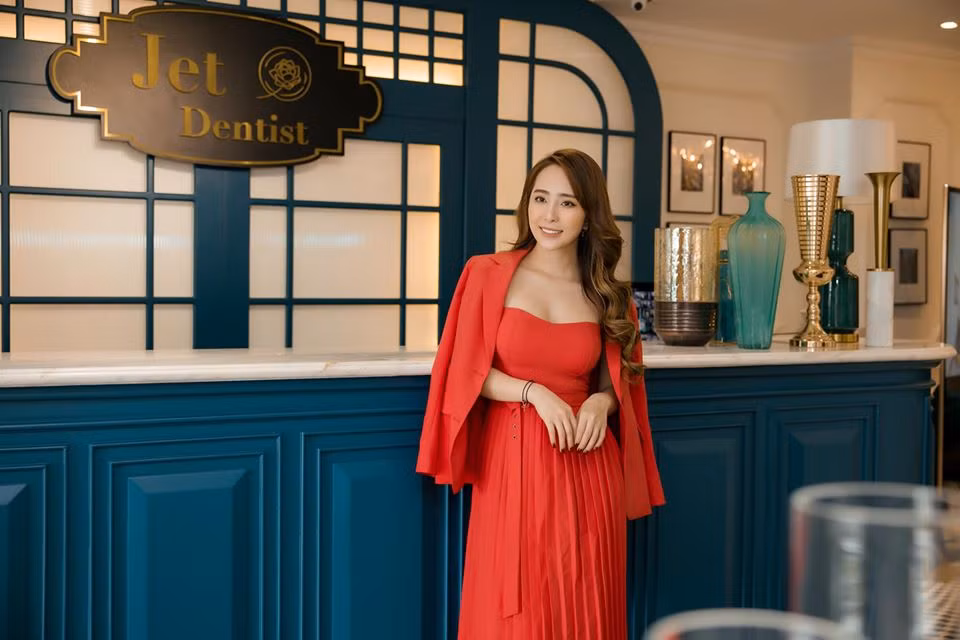 Nàng “cá sấu” tự tin với gu thời trang sexy, thường xuyên khoe body bốc lửa, vòng 1 khủng và eo con kiến.